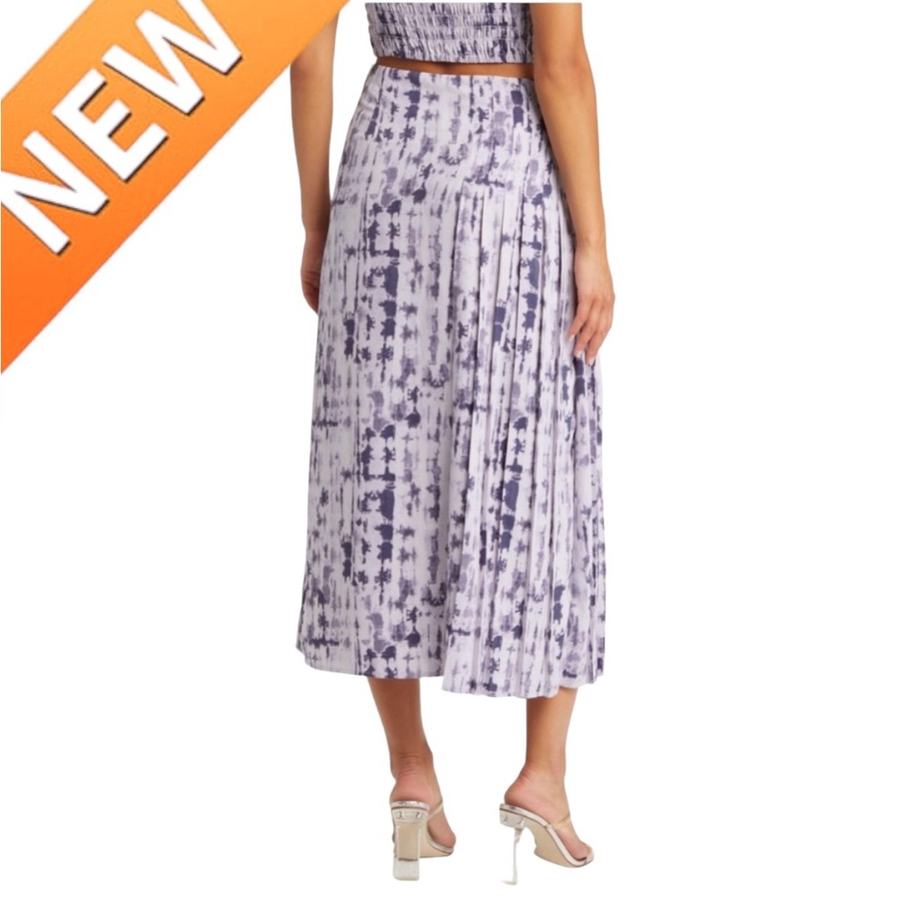 NWT purple 💜 pattern pleated skirt. Side slit. Size Large.